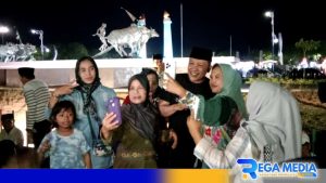 Aba Idi Sapa Pengunjung Alun-Alun Trunojoyo Sampang