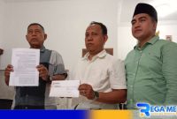 Caption: tim divisi hukum Jimad Sakteh tunjukkan surat yang diterima dari Bawaslu Sampang, (dok. regamedianews). 