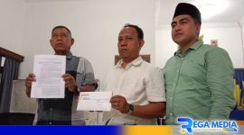Caption: tim divisi hukum Jimad Sakteh tunjukkan surat yang diterima dari Bawaslu Sampang, (dok. regamedianews). 