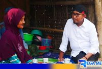 Caption: Achmad Fauzi semasa menjabat Bupati Sumenep saat silaturahmi kepada warganya. 