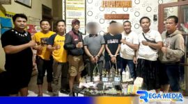 Caption: Kapolsek Proppo bersama anggotanya saat mengamankan dua pelaku narkoba berikut barang buktinya, (dok. regamedianews). 