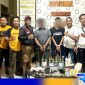 Caption: Kapolsek Proppo bersama anggotanya saat mengamankan dua pelaku narkoba berikut barang buktinya, (dok. regamedianews). 
