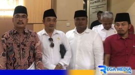 Caption: perwakilan DPRD Bangkalan usai melaporkan Cabup Mathur ke Bawaslu, (dok. regamedianews). 