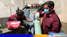 Caption: petugas Lapas Narkotika Pamekasan saat melakukan penggeledahan di kamar narapidana, (dok. regamedianews). 