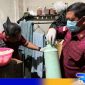 Caption: petugas Lapas Narkotika Pamekasan saat melakukan penggeledahan di kamar narapidana, (dok. regamedianews). 