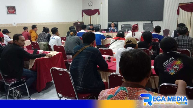 Caption: berlangsungnya audiensi aktivis Forsa Hebat dengan sejumlah komisioner KPU Sampang, (dok. regamedianews). 