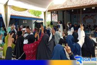 Caption: bunda-bunda Desa Meteng acungkan dua jari saat menyanyikan lagu Jimad Sakteh, (dok. regamedianews). 
