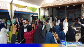 Caption: bunda-bunda Desa Meteng acungkan dua jari saat menyanyikan lagu Jimad Sakteh, (dok. regamedianews). 