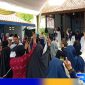 Caption: bunda-bunda Desa Meteng acungkan dua jari saat menyanyikan lagu Jimad Sakteh, (dok. regamedianews). 