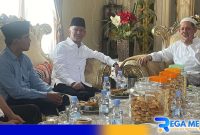 Caption: Cabup Bangkalan Lukman Hakim tengah bersama Said Abdullah dan KH Imam Bukhori, (dok. regamedianews). 