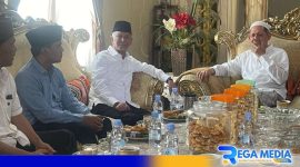 Caption: Cabup Bangkalan Lukman Hakim tengah bersama Said Abdullah dan KH Imam Bukhori, (dok. regamedianews). 