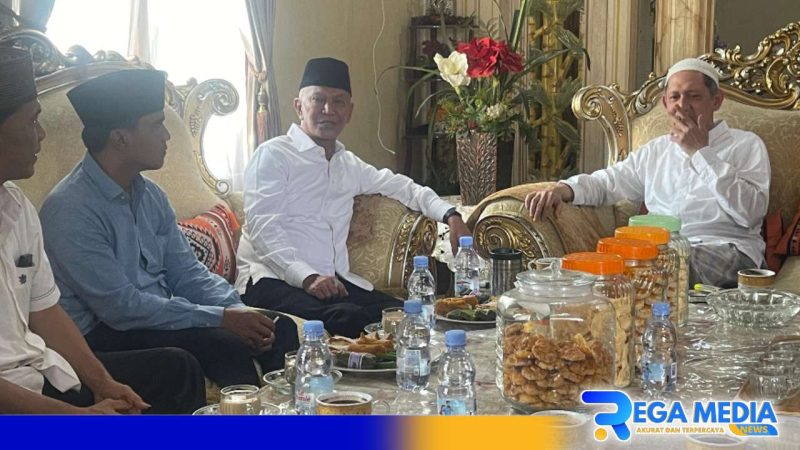 Caption: Cabup Bangkalan Lukman Hakim tengah bersama Said Abdullah dan KH Imam Bukhori, (dok. regamedianews). 