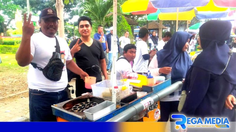 Caption: Didiyanto tim divisi hukum Jimad Sakteh menyapa PKL car free day sembari pose dua jari, (dok. regamedianews). 