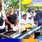 Caption: Didiyanto tim divisi hukum Jimad Sakteh menyapa PKL car free day sembari pose dua jari, (dok. regamedianews). 