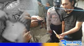 Caption: anggota Polsek Larangan tunjukkan pisau yang digunakan pelaku menusuk korban, (dok. regamedianews). 