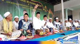 Caption: H. Slamet Junaidi bersama kiai dan tokoh masyarakat dalam acara doa bersama untuk kemenangan Jimad Sakteh, (dok. regamedianews). 