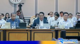 Caption: Menkum Supratman dan jajarannya saat rapat kerja dengan Komisi XIII DPR RI. 
