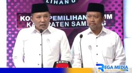 Caption: Cabup dan Cawabup Sampang 02, H.Slamet Junaidi - Ra Mahfud saat debat publik perdana di Surabaya, (dok. regamedianews). 