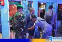 Caption: petugas saat melakukan penggeledahan terhadap warga binaan dan kamar hunian Lapas Kelas IIA Pamekasan, (dok. regamedianews). 
