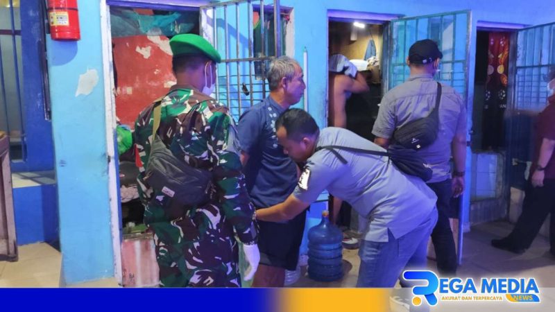 Caption: petugas saat melakukan penggeledahan terhadap warga binaan dan kamar hunian Lapas Kelas IIA Pamekasan, (dok. regamedianews). 