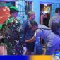 Caption: petugas saat melakukan penggeledahan terhadap warga binaan dan kamar hunian Lapas Kelas IIA Pamekasan, (dok. regamedianews). 