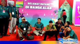 Caption: tampak sejumlah wartawan tertahan diluar saat berlangsungnya pembukaan POPDA Jatim di Stadion Gelora Bangkalan, (dok. regamedianews). 