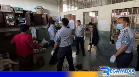 Caption: petugas Lapas Narkotika Kelas IIA  Pamekasan melakukan penggeledahan kamar hunian warga binaan, (dok. regamedianews). 
