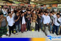 Caption: Cabup Sampang H. Slamet Junaidi pose bersama PKL Bebek Purnama se-Jawa Timur, (dok. regamedianews). 