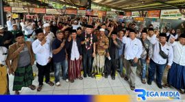 Caption: Cabup Sampang H. Slamet Junaidi pose bersama PKL Bebek Purnama se-Jawa Timur, (dok. regamedianews). 
