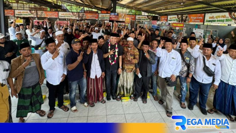 Caption: Cabup Sampang H. Slamet Junaidi pose bersama PKL Bebek Purnama se-Jawa Timur, (dok. regamedianews). 