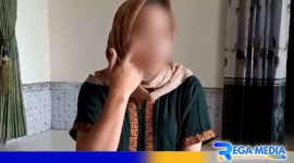 Caption: korban (S) menunjukkan lebam diwajah akibat peristiwa penganiyaan yang dialaminya, (dok. regamedianews). 
