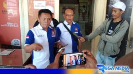 Caption: Nur Hasan ketua Forsa Hebat saat diwawancara awak media di kantor Bawaslu Sampang, (dok. regamedianews). 