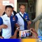 Caption: Nur Hasan ketua Forsa Hebat saat diwawancara awak media di kantor Bawaslu Sampang, (dok. regamedianews). 