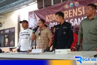 Caption: Kasat Reskrim Polres Sampang ungkap laporan dugaan penganiayaan dan pengeroyokan seorang wanita, (dok. regamedianews). 