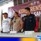 Caption: Kasat Reskrim Polres Sampang ungkap laporan dugaan penganiayaan dan pengeroyokan seorang wanita, (dok. regamedianews). 