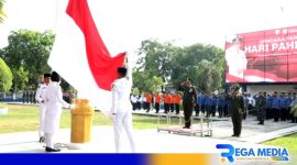 Caption: momen pengibaran bendera saat berlangsungnya upacara peringatan Hari Pahlawan, (dok. Prokopim Pemkab Sampang). 