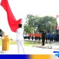 Caption: momen pengibaran bendera saat berlangsungnya upacara peringatan Hari Pahlawan, (dok. Prokopim Pemkab Sampang). 