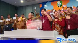 Caption: Pj Bupati Sampang Rudi Arifiyanto  pose bersama usai launching KKPD di Smart Room Pendopo Trunojoyo, (dok. regamedianews). 