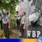 Caption: petugas Lapas Narkotika Pamekasan memantau aktivitas warga binaan saat berkebun, (dok. regamedianews). 