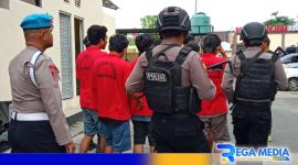 Caption: 9 tersangka kasus judi online saat digelandang ke sel tahanan Mapolres Sampang, (dok. regamedianews). 