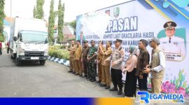 Caption: pelepasan ekspor perdana rumput laut gracilaria ke pasar internasional oleh pejabat Pemkab Sampang. (foto istimewa). 