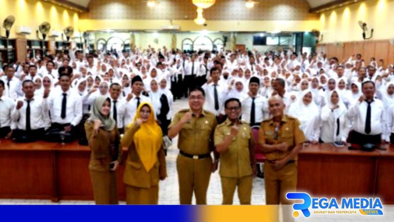 Caption: Kepala BKPSDM Sampang pose bersama saat penutupan orientasi PPPK tahun 2024, (dok. regamedianews). 