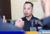 Caption: Kasi Humas Polres Sampang Ipda Dedy Dely Rasidie, saat diwawancara awak media, (dok. regamedianews). 