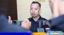Caption: Kasi Humas Polres Sampang Ipda Dedy Dely Rasidie, saat diwawancara awak media, (dok. regamedianews). 