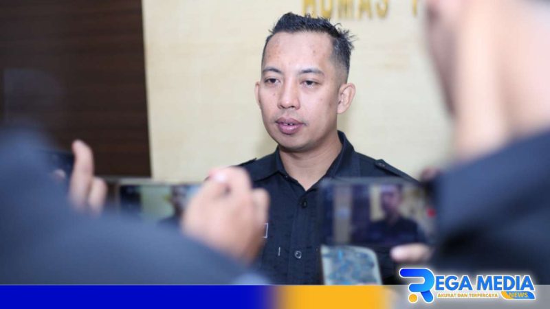 Caption: Kasi Humas Polres Sampang Ipda Dedy Dely Rasidie, saat diwawancara awak media, (dok. regamedianews). 