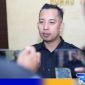 Caption: Kasi Humas Polres Sampang Ipda Dedy Dely Rasidie, saat diwawancara awak media, (dok. regamedianews). 