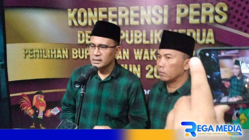 Caption: Cabup dan Cawabup Bangkalan 02, Mathur Husairi - Jayus Salam, saat diwawancara awak media usai debat publik, (dok. regamedianews). 