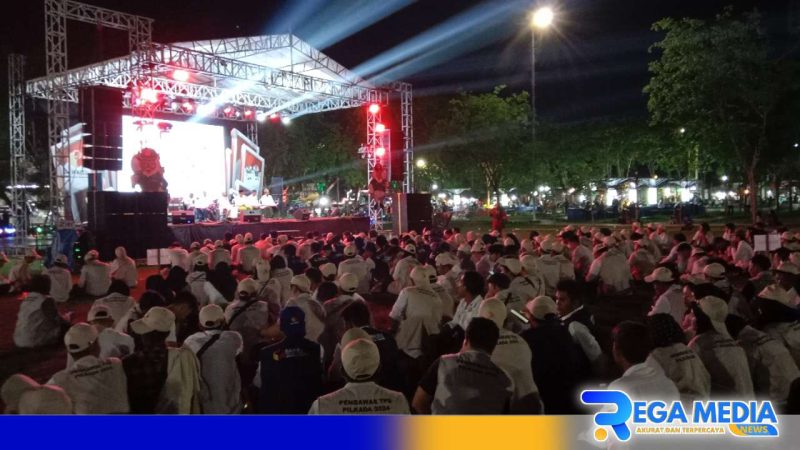 Caption: saat berlangsungnya istighosah di malam puncak apel siaga pengawasan Pilkada 2024, (dok. regamedianews). 
