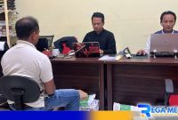 Caption: pelaku penganiayaan inisial R saat dimintai keterangan penyidik Satreskrim Polres Sampang, (dok. regamedianews). 