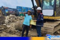 Caption: sisi kiri kaos biru, Kepala Desa Ilangata Sumarjin Moohulawo, (dok. regamedianews). 